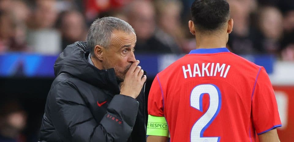 Entrenador dando instrucciones a Hakimi durante el partido