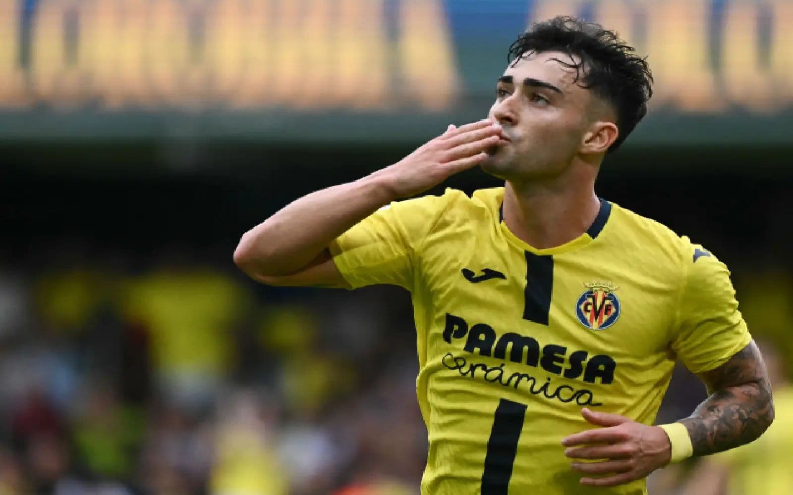 Jugador del Villarreal celebrando un gol