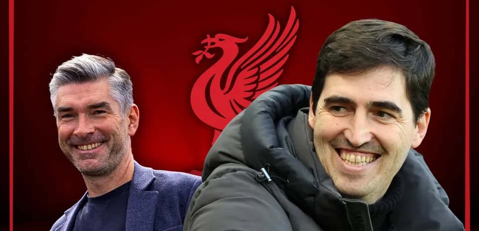 Entrenadores sonriendo frente al logotipo de Liverpool
