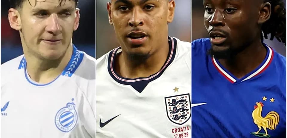 Tres jugadores de fútbol en sus respectivas camisetas