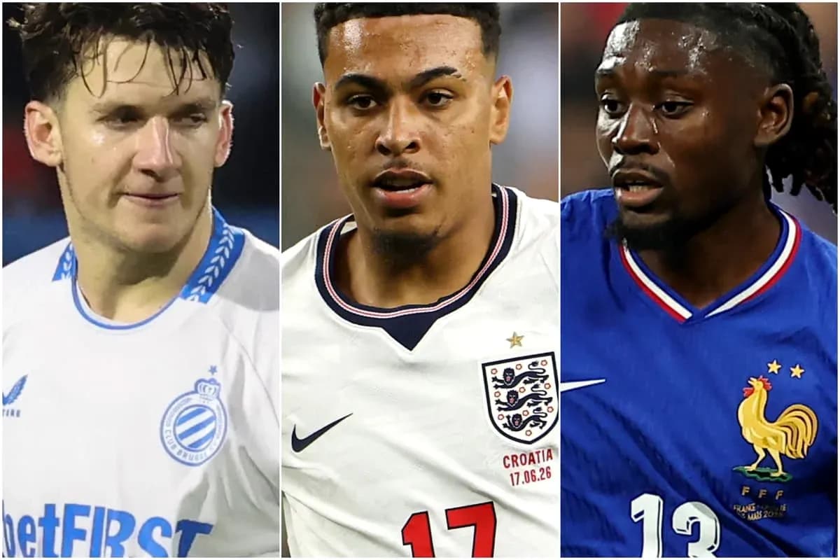 Tres jugadores de fútbol en sus respectivas camisetas