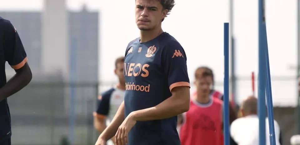 Jugador de entrenamiento con camiseta de OGC Nice