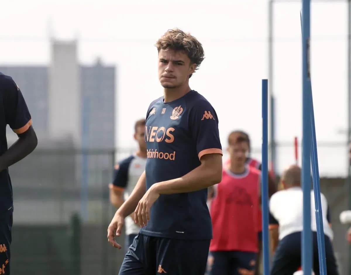 Jugador de entrenamiento con camiseta de OGC Nice