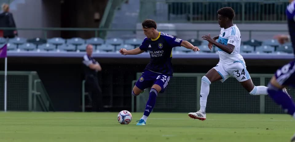 Jugador de Orlando City II avanzando con el balón