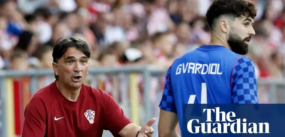 Entrenador dando instrucciones a jugador en partido
