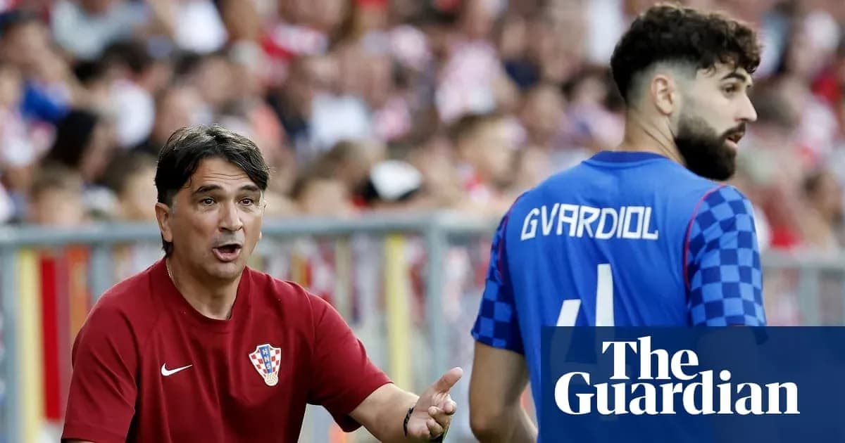 Entrenador dando instrucciones a jugador en partido
