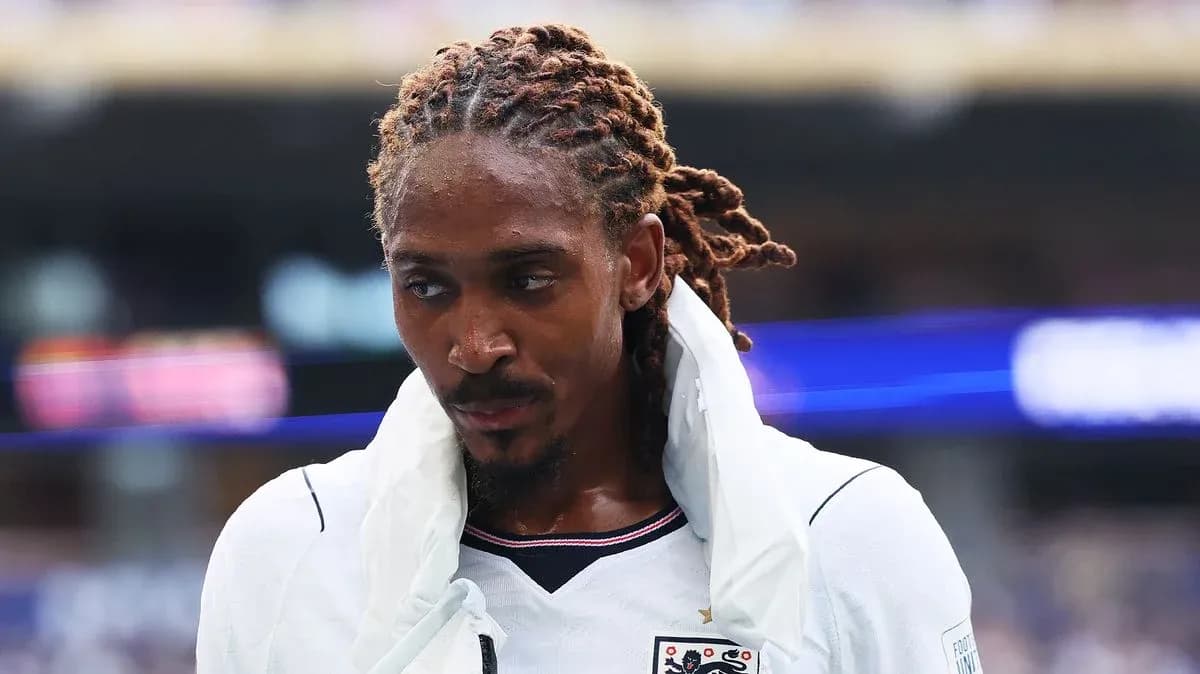 Jugador con cabello rizado saliendo del campo