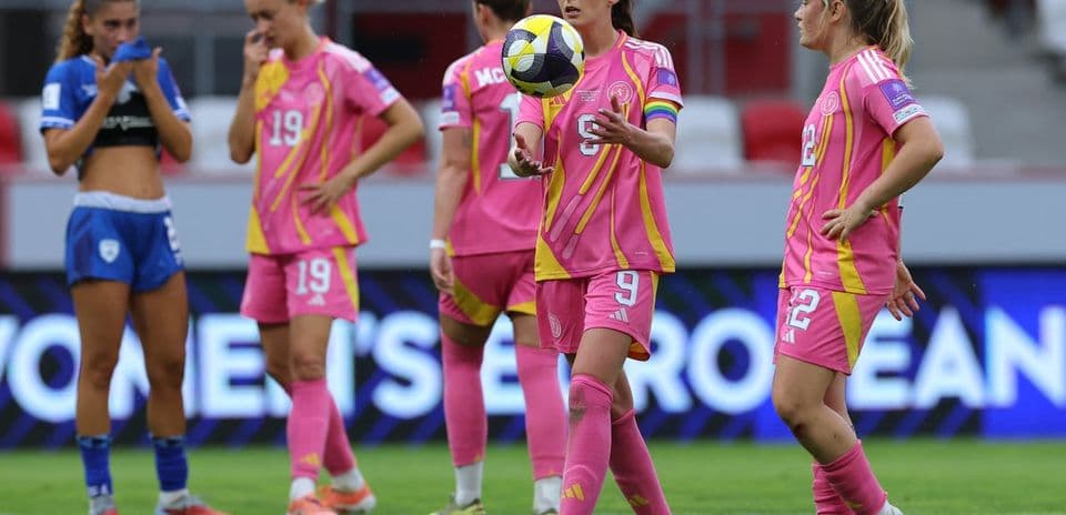 Jugadoras en el campo durante un partido de fútbol