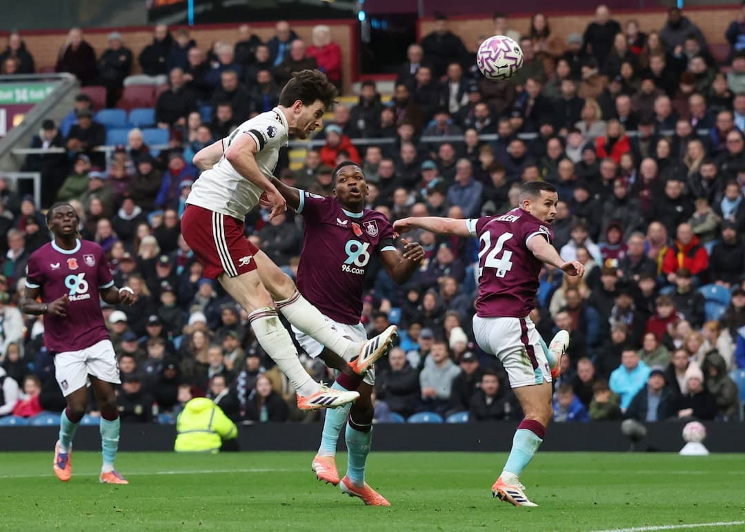Jugador de Arsenal saltando para cabezear el balón