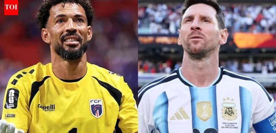 Portero y jugador en acción durante un partido