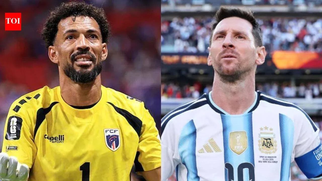 Portero y jugador en acción durante un partido
