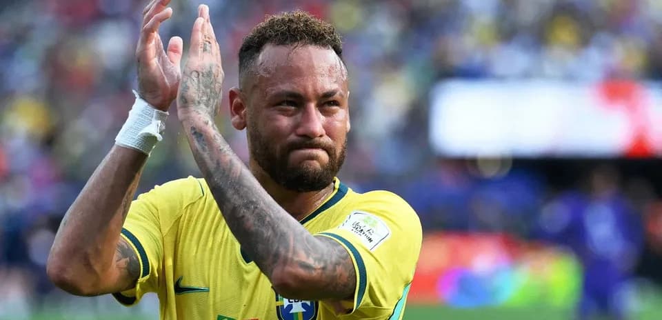 Jugador aplaudiendo en uniforme de Brasil