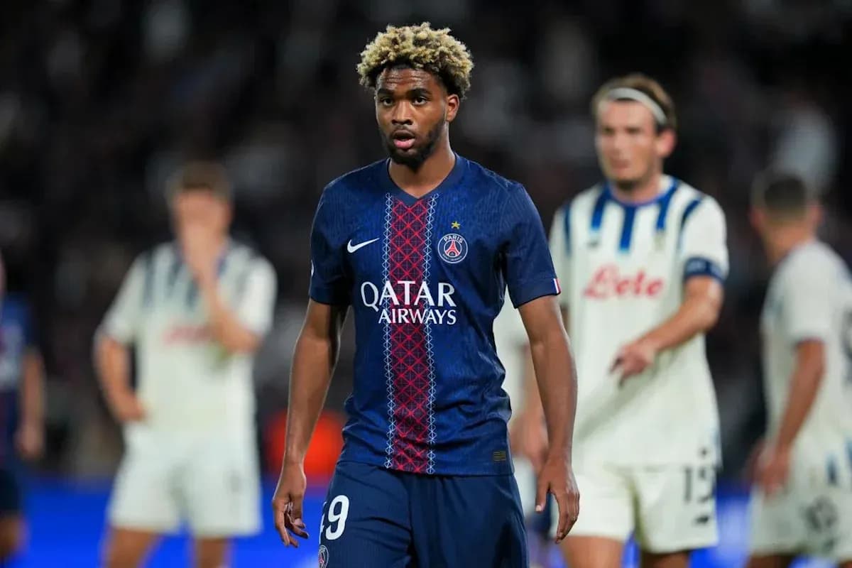 Jugador de PSG caminando en el campo de juego
