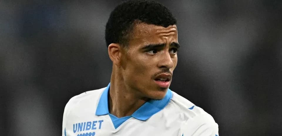 Jugador de fútbol con camiseta de Olympique de Marsella