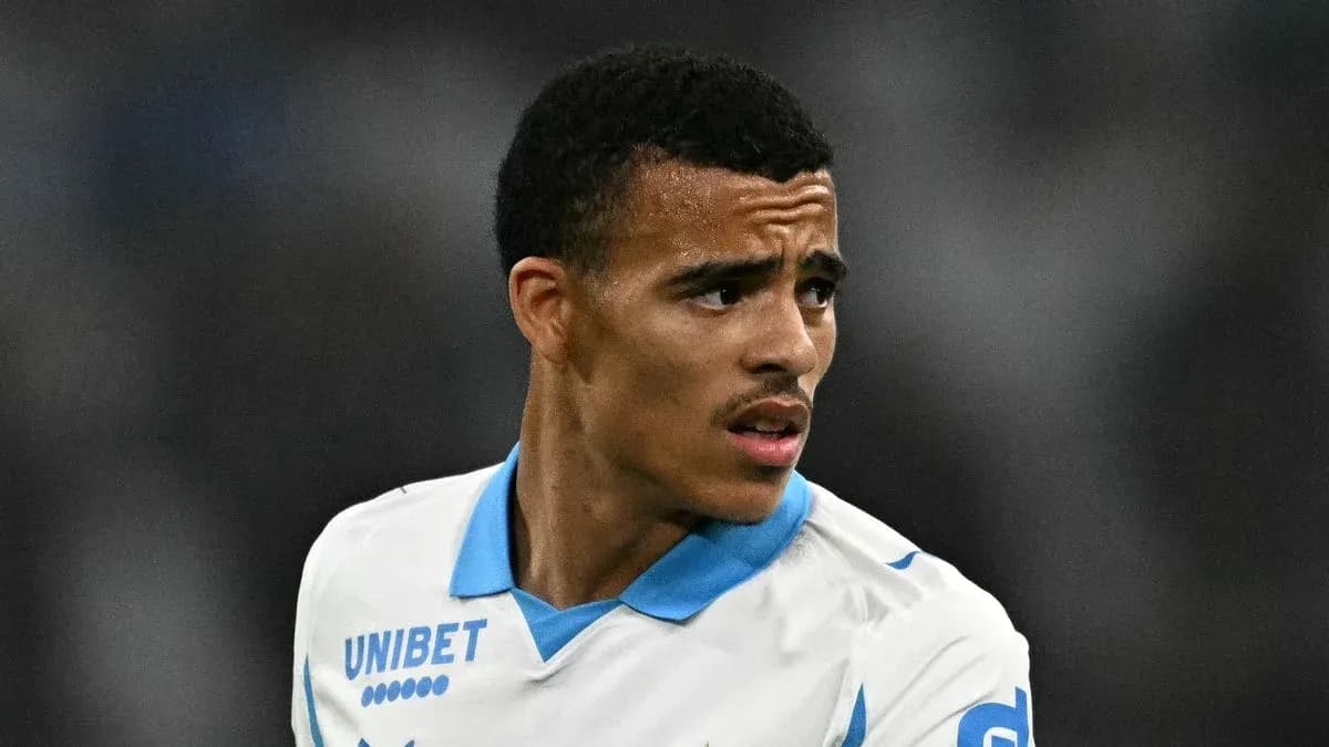 Jugador de fútbol con camiseta de Olympique de Marsella