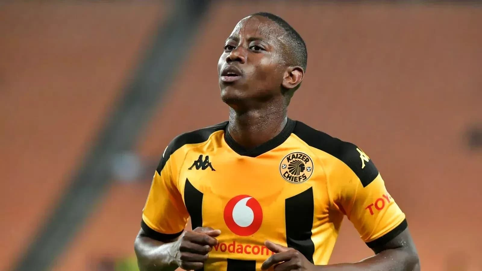 Jugador de Kaizer Chiefs en acción durante partido