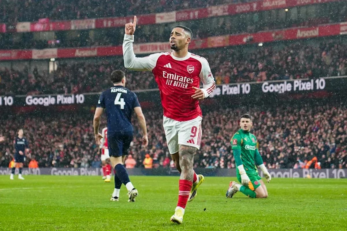 Jugador de Arsenal celebrando un gol en el campo