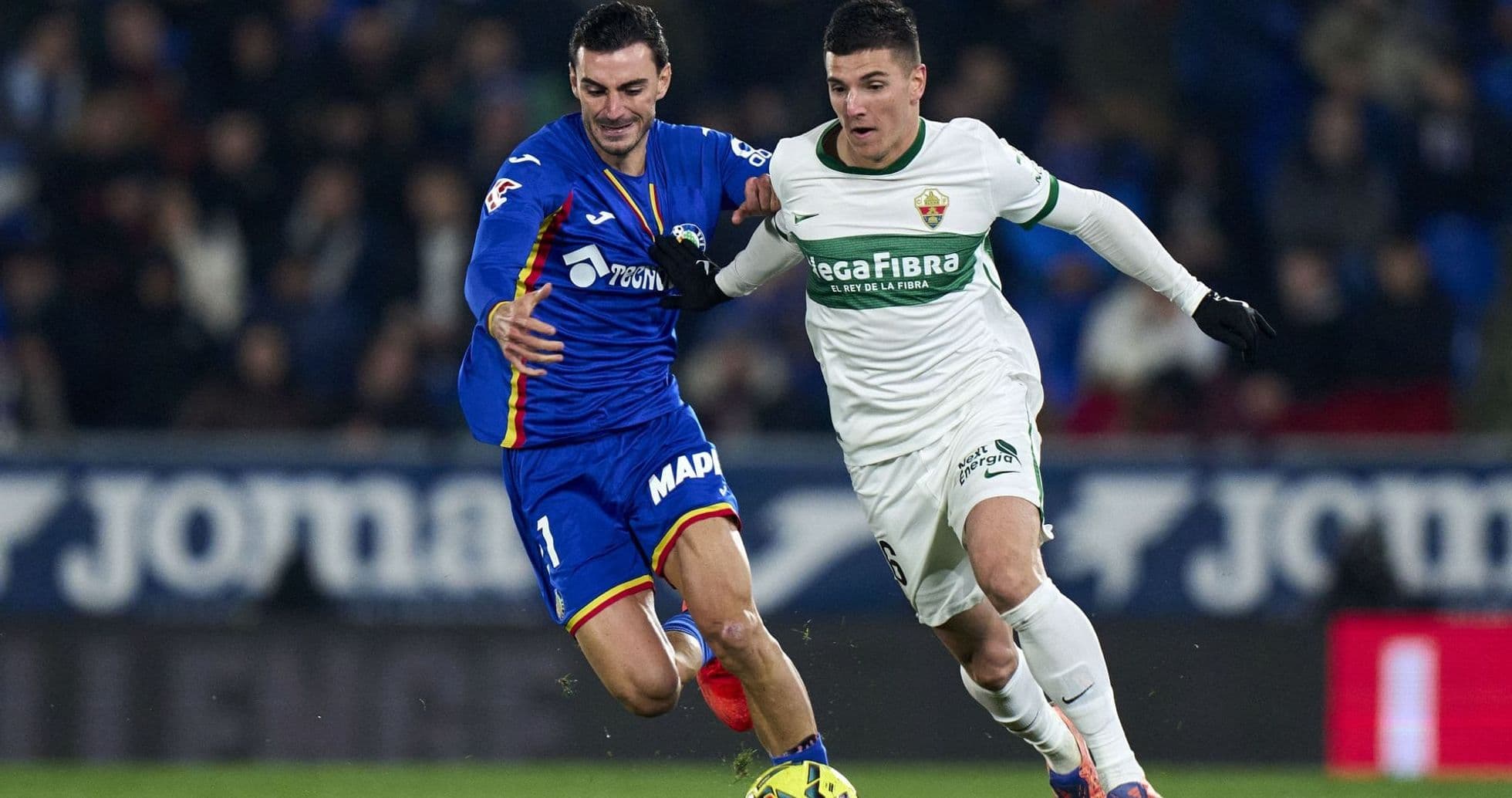 Elche y Getafe luchando por el balón