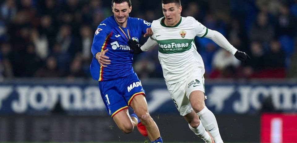 Elche y Getafe luchando por el balón