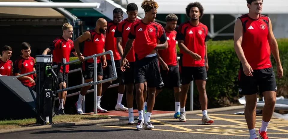 Jugadores de Manchester United llegando a la sesión de entrenamiento