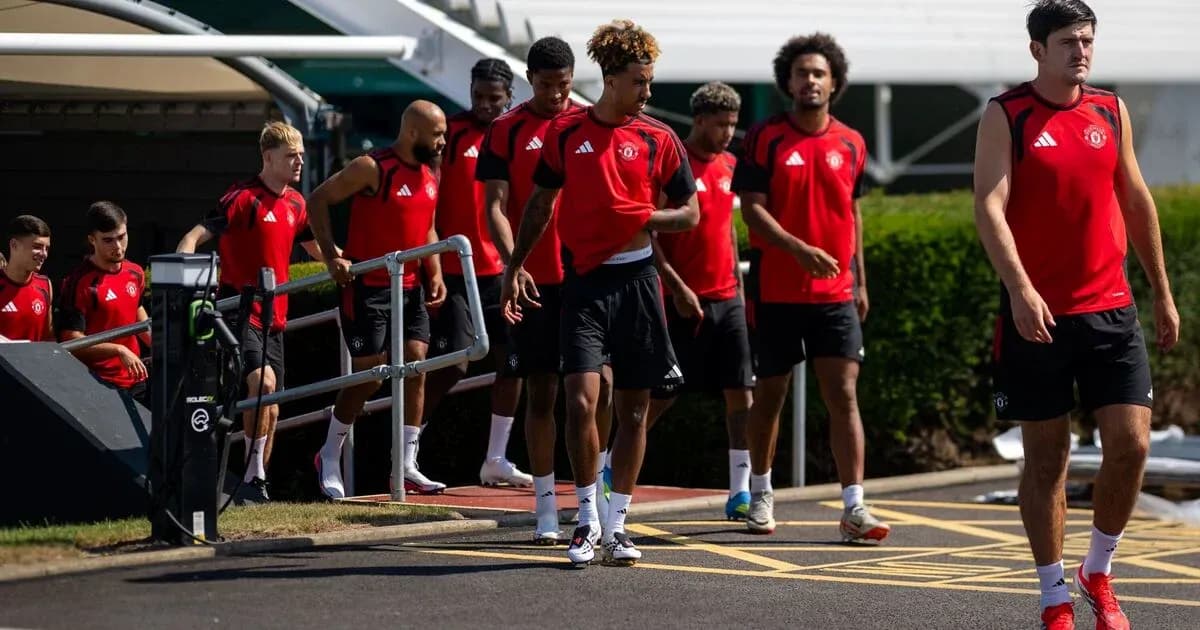 Jugadores de Manchester United llegando a la sesión de entrenamiento