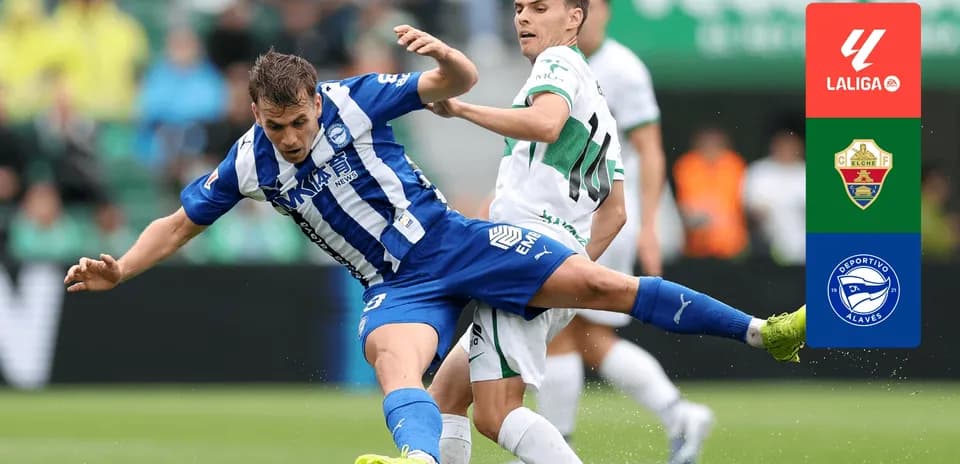 Elche y Alavés compiten por el balón
