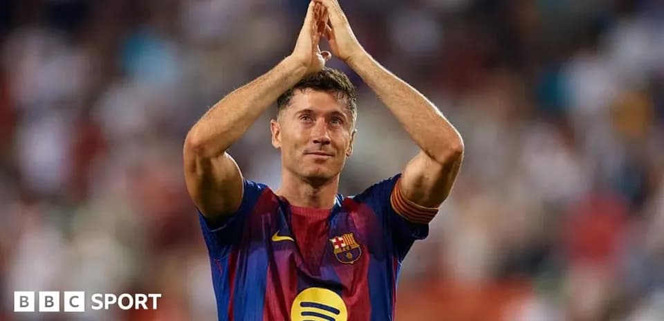 Jugador de Barcelona saludando a la afición