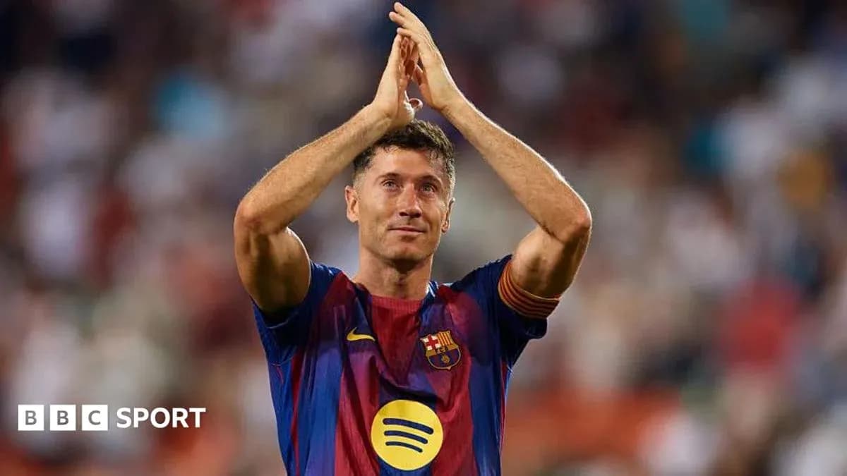 Jugador de Barcelona saludando a la afición