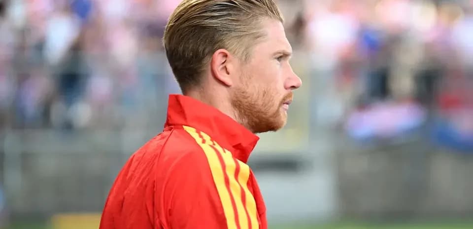 Jugador en la banda antes del partido