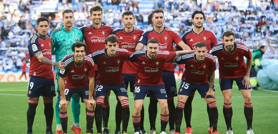 Equipo de Osasuna posando para la foto oficial