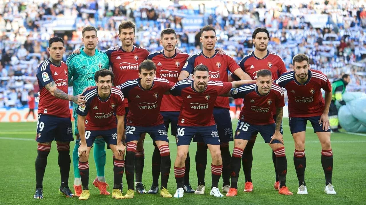 Equipo de Osasuna posando para la foto oficial