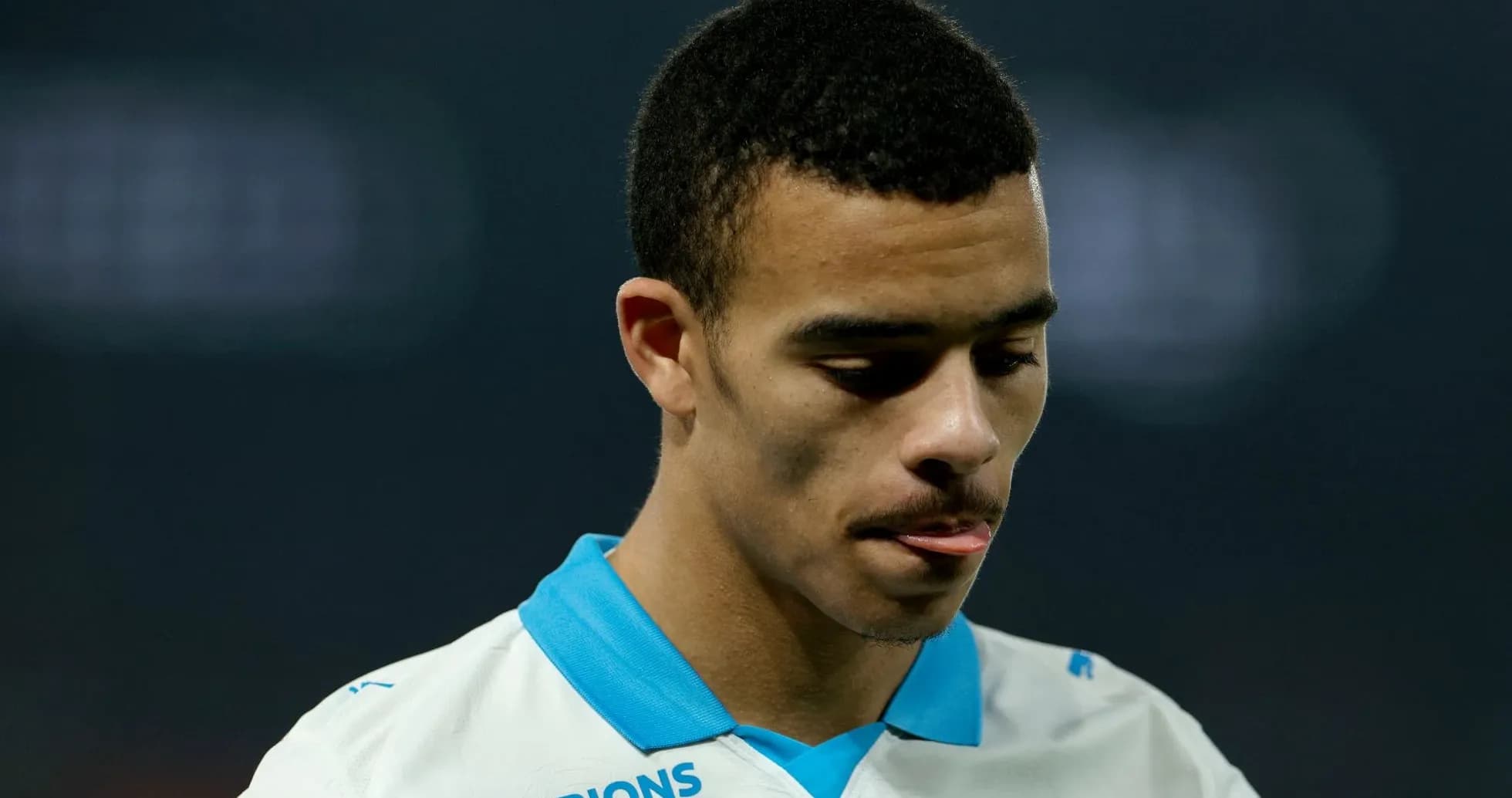 Jugador de fútbol con camiseta de Olympique de Marsella