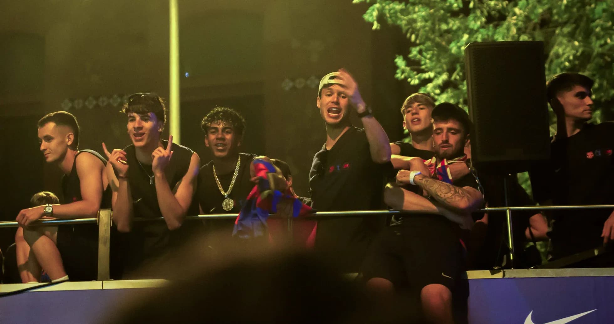 Aficionados celebrando en un evento deportivo