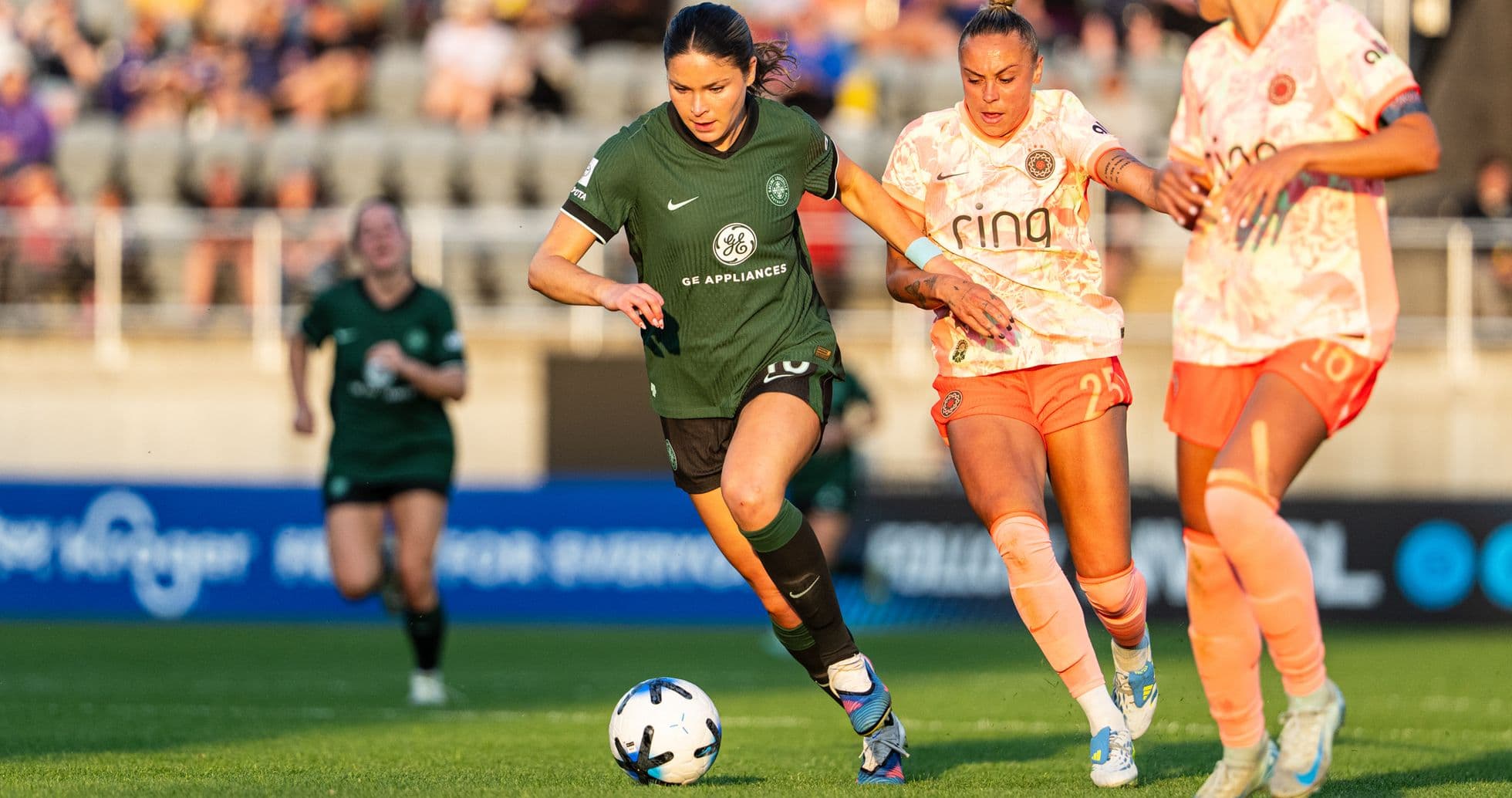 Jugadora de Utah Royals W avanza con el balón