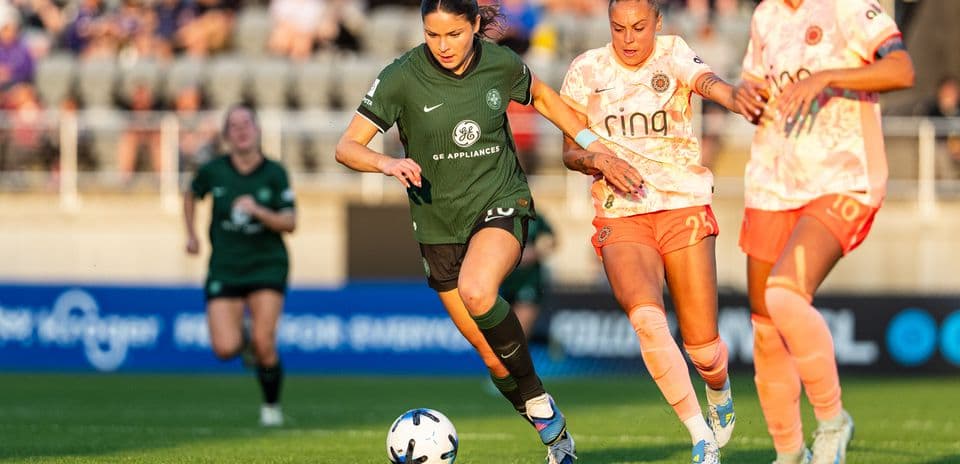 Jugadora de Utah Royals W avanza con el balón