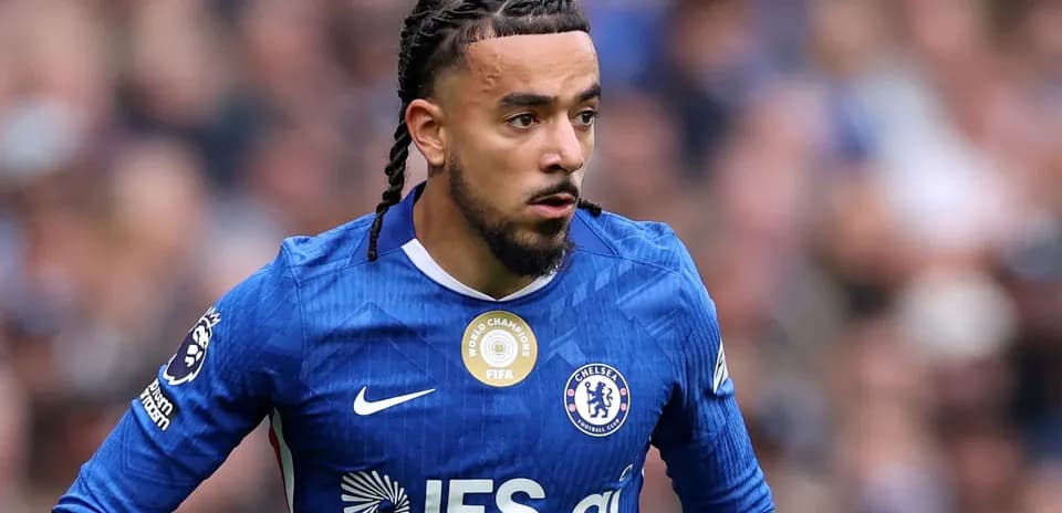 Jugador de Chelsea corriendo con el balón en el campo