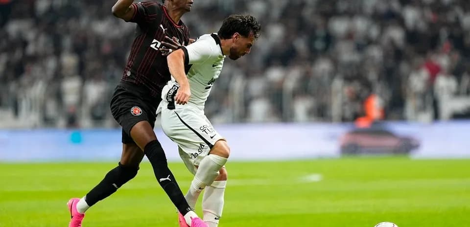 Jugadores de FC Midtjylland y Beşiktaş compitiendo