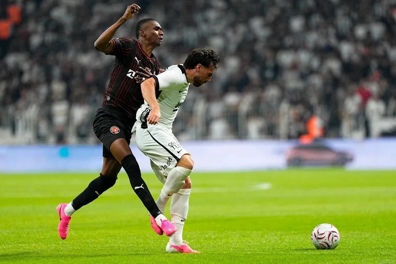 Jugadores de FC Midtjylland y Beşiktaş compitiendo