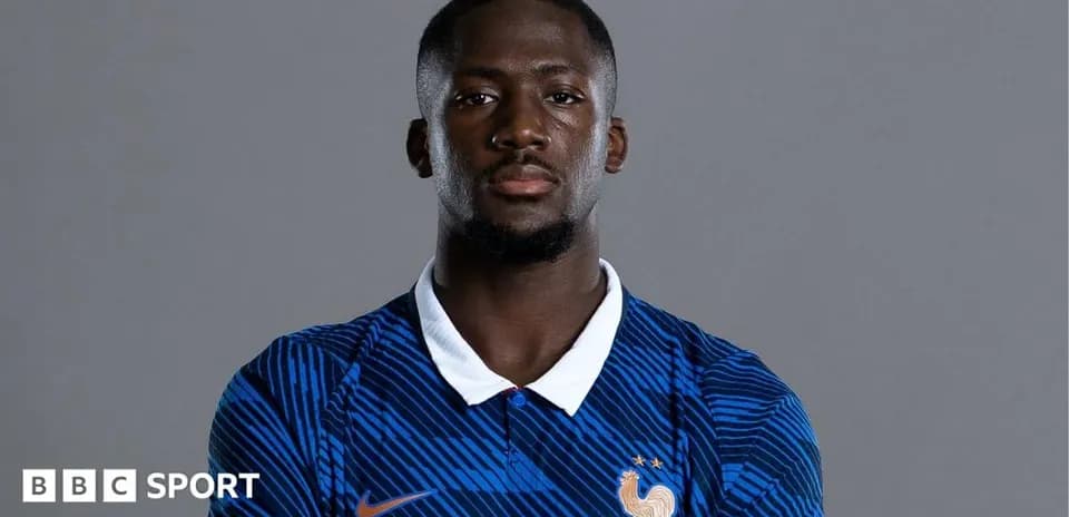 Jugador posando con camiseta de Francia en estudio