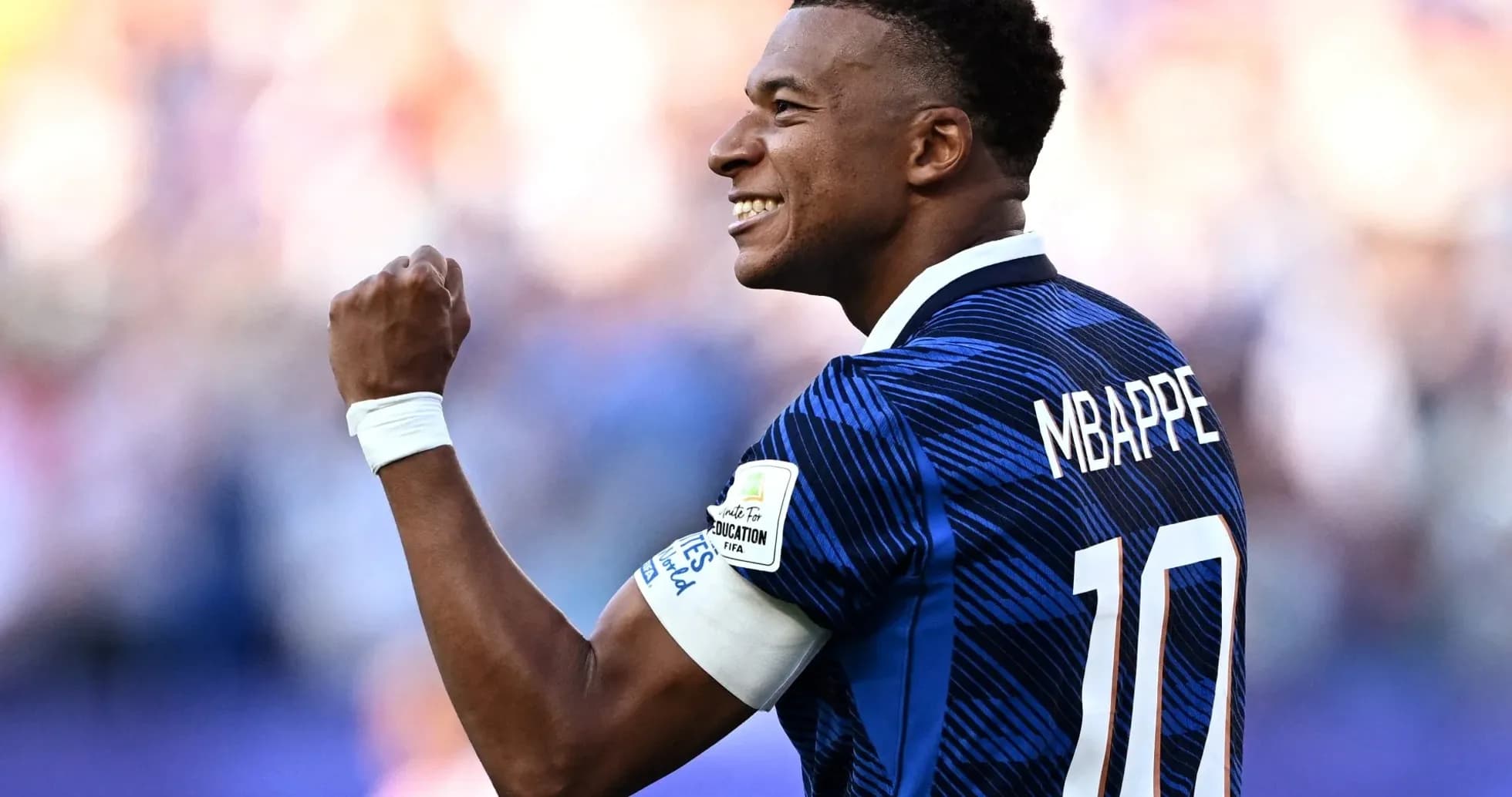 Jugador celebrando con puño en alto durante partido