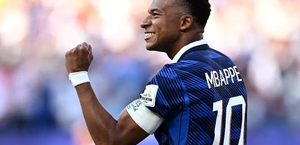 Jugador celebrando con puño en alto durante partido