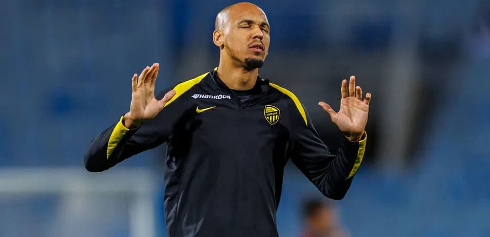 Jugador practicando en el campo antes del partido