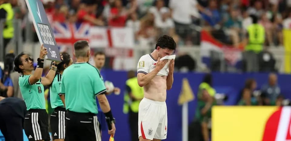 Jugador de Inglaterra se retira del campo tras partido
