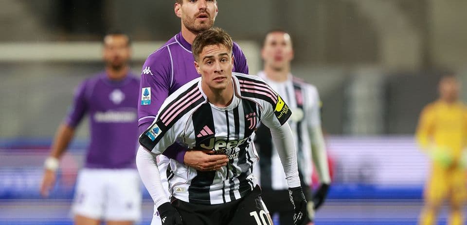 Jugador de Juventus enfrentando a rival de Fiorentina