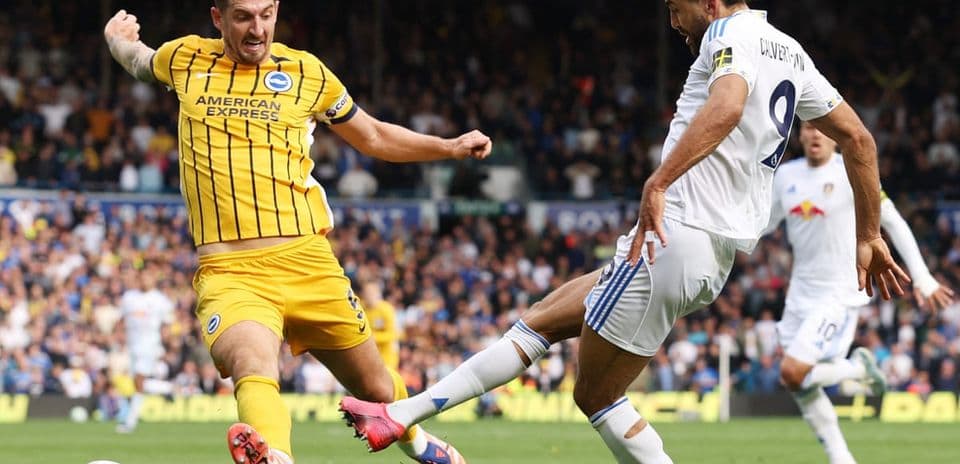 Jugador de Brighton en acción contra Leeds