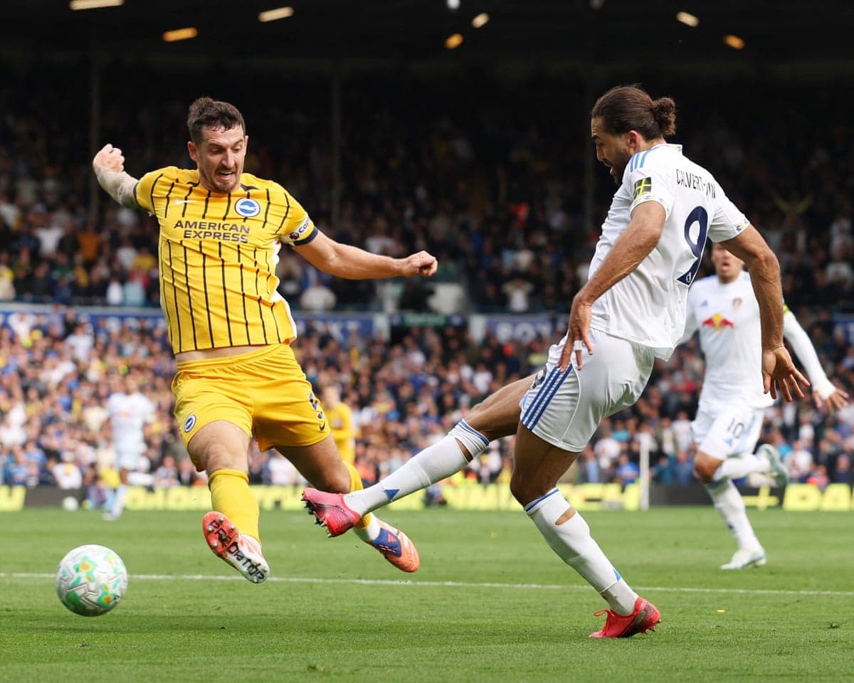 Jugador de Brighton en acción contra Leeds