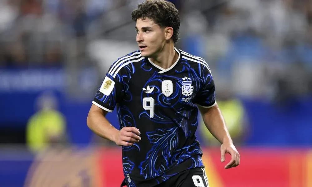 Jugador de Argentina corriendo con balón durante partido