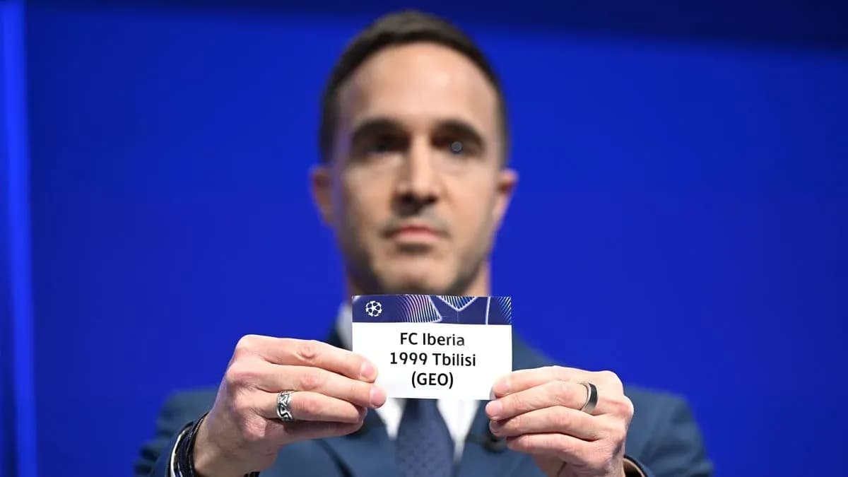 Hombre mostrando tarjeta de FC Iberia 1999 Tbilisi
