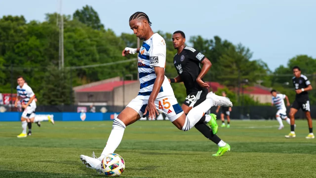 Jugador de Huntsville City chutando el balón