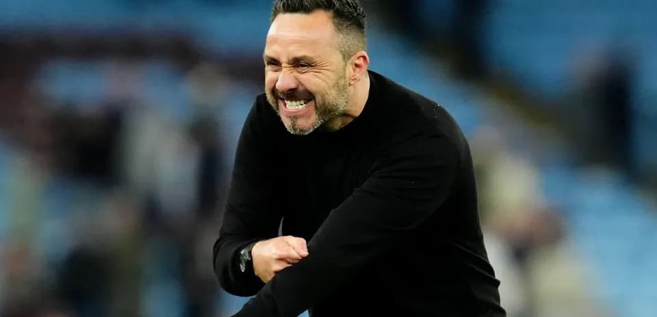 Entrenador celebrando una jugada en el campo